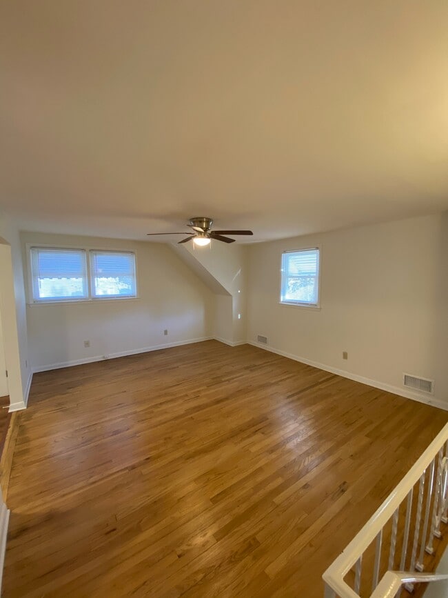 Building Photo - 667 E 7th St