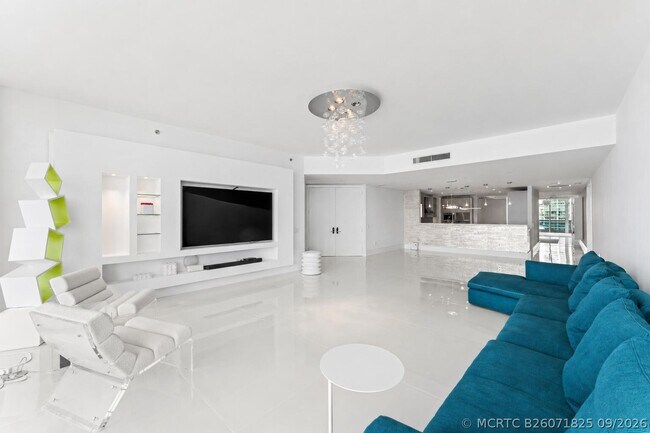 Building Photo - 5959 Collins Ave