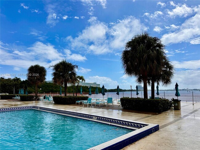 Building Photo - 500 Bayview Dr