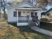 Building Photo - Gorgeous Three Bedroom Cottage with Fenced...