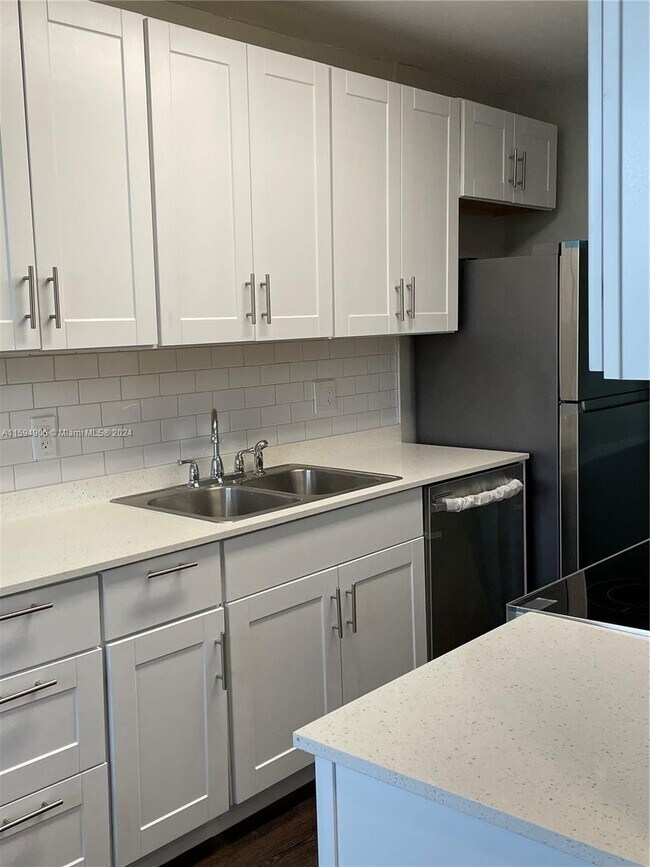 Building Photo - 250 Jacaranda Dr