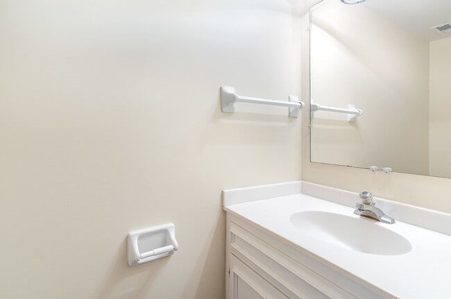 Building Photo - Desirable Brentwood Trace 2 Bedroom Townho...