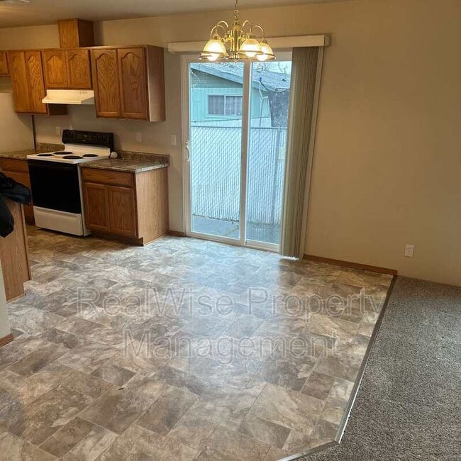 Building Photo - 228 SW Westholm Ave