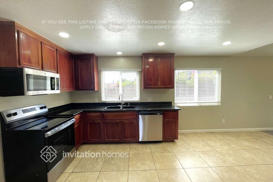 Building Photo - 560 E Wigeon Way