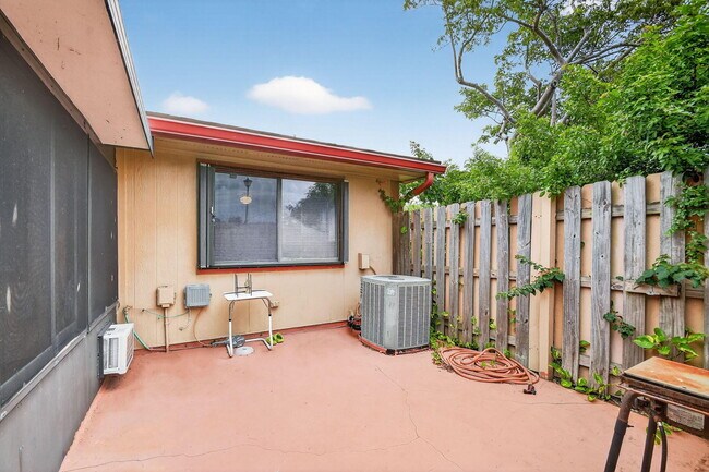 Building Photo - 15 Farnworth Dr