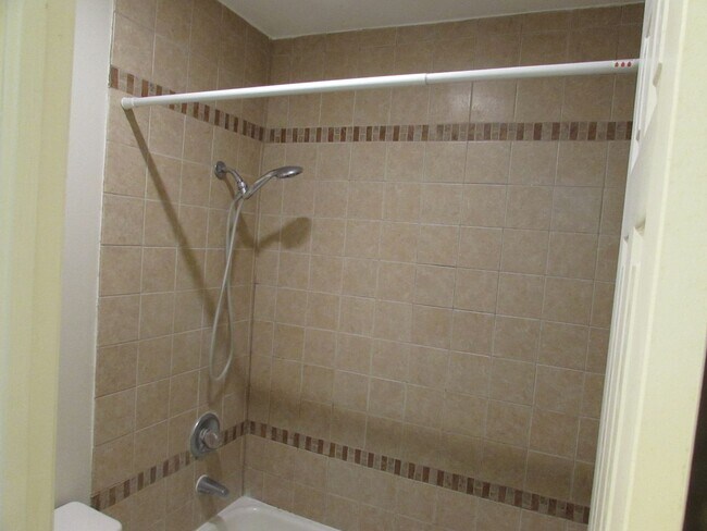 Building Photo - Cozy 2 Bed 1 Bath Lakeside Drive Condo- APPLICATION PENDING