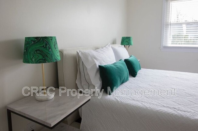 Building Photo - 637 Baytree Ct