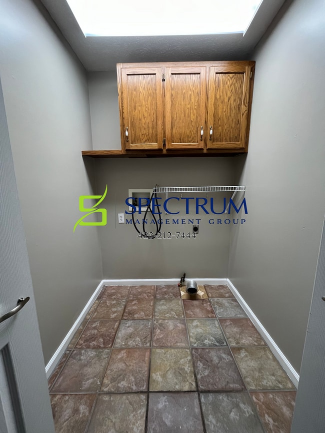 Building Photo - 3 bedroom 2 bath single family home