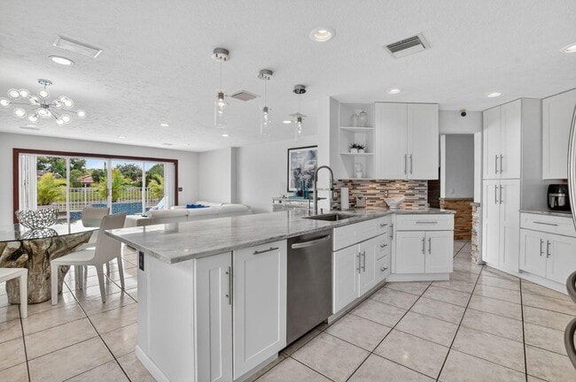 Building Photo - 6362 Brava Way
