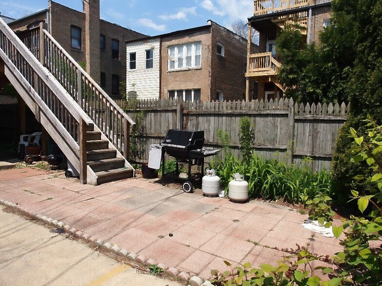 Building Photo - 6821 N Wolcott Ave