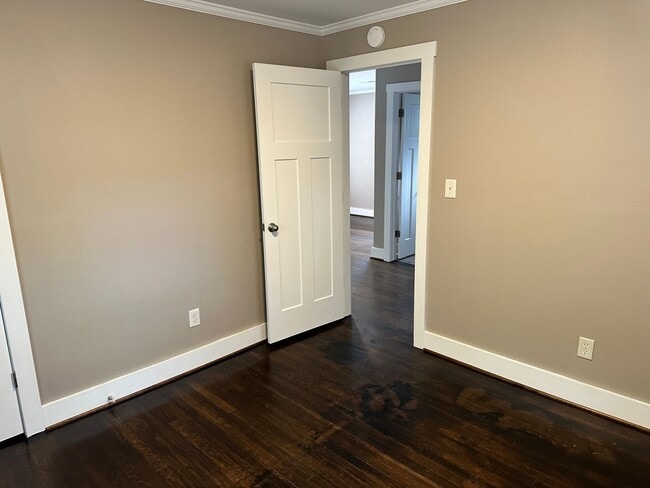 Building Photo - Adorable Two Bedroom Duplex in Belmont Com...