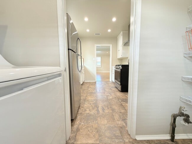 Building Photo - Upgraded 2-Bedroom Home with Garage & Enclosed Yard.