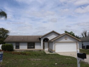Building Photo - 3 Bedroom 2 Bath 2 Car Garage Deltona