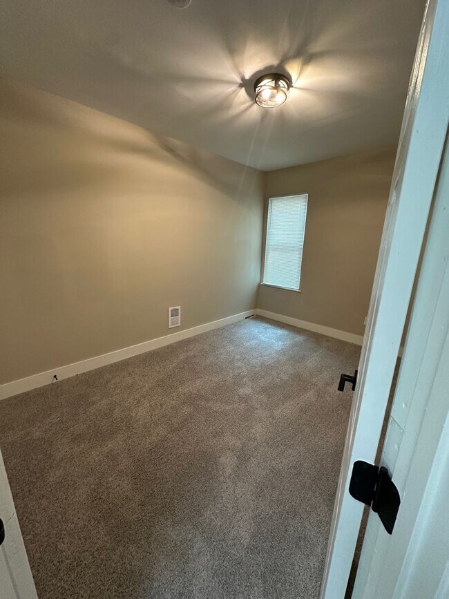 Building Photo - Newly Renovated 4BR/2BA Family Home in Win...