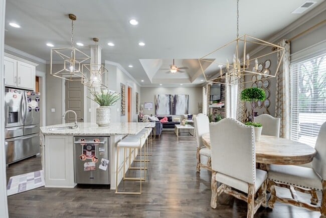 Building Photo - Winslow Cove Furnished Executive Estate with Pool