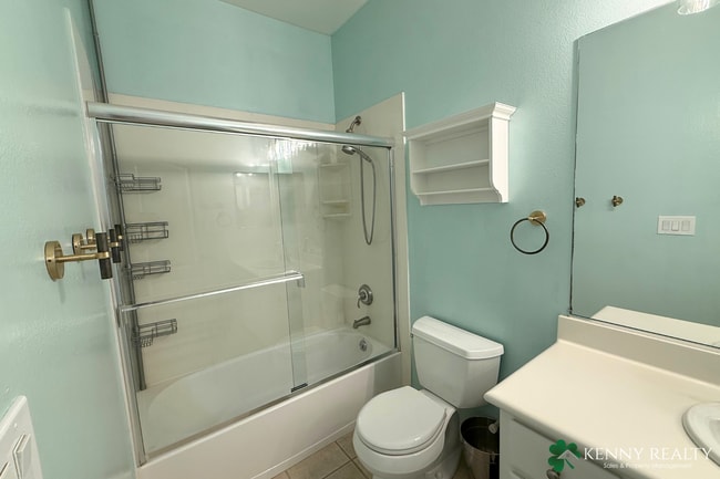 Building Photo - Spacious 3 bedroom, 2.5 Bathroom Condo w/ ...