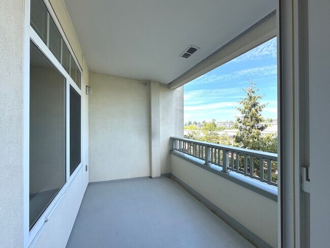Building Photo - 2Bd/1.75Ba Kirkland Condo