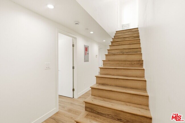 Building Photo - 1122 Beachwood Dr