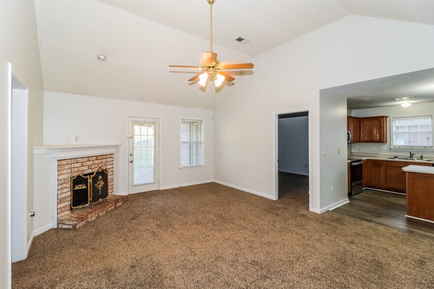 Building Photo - 10279 Green Moss Dr S