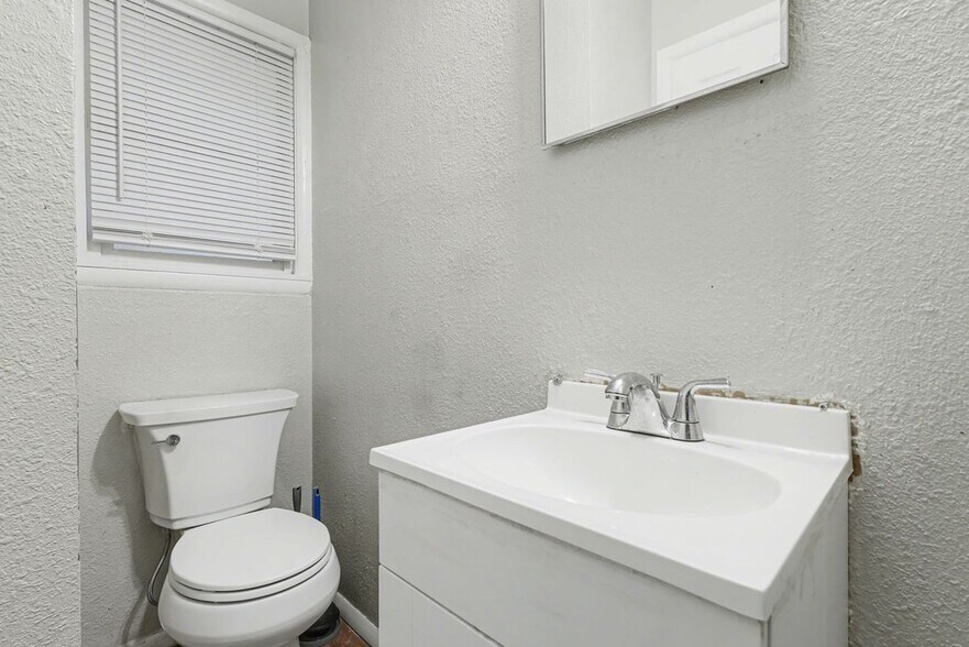 Building Photo - 207 N Santa Fe Ave