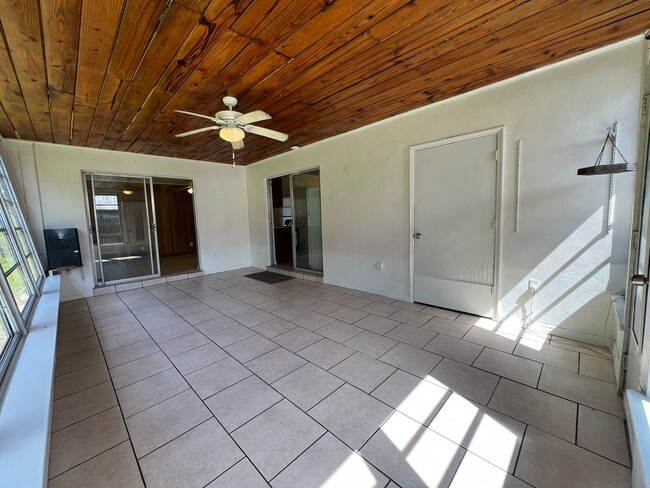 Building Photo - AVAIL 10/15 -- $1,200 ** Annual ** 2 Bed /...