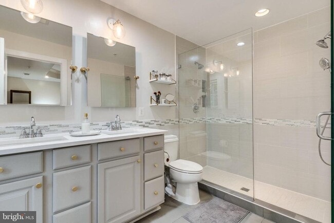 Building Photo - 820 W Glebe Rd