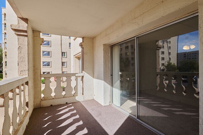 Building Photo - E Camelback