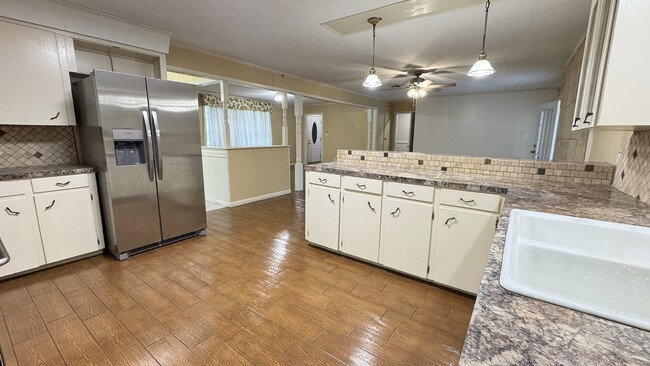Building Photo - 402 Maridale Dr