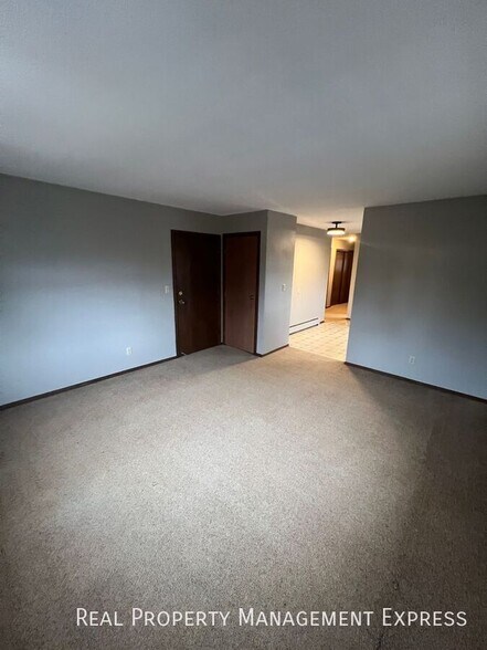 Building Photo - Spacious 2 Bedroom Apartment