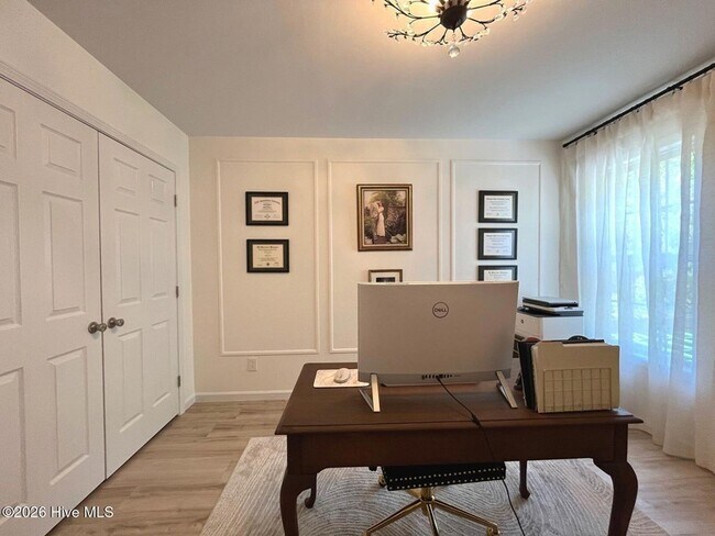 Building Photo - 561 Thorncliff Dr