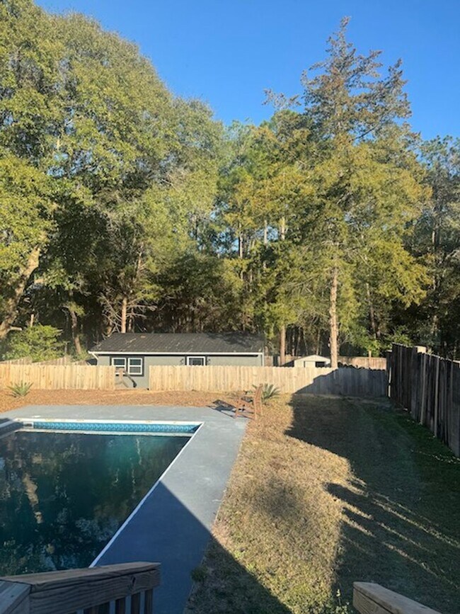 Building Photo - POOL AND APT/WORK SHOP/CRAFT ROOM