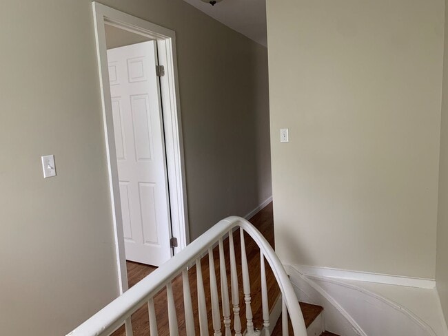 Building Photo - Gorgeous 3BR, Single Family Home IN EAST ROCK! PARKING! LAUNDRY!