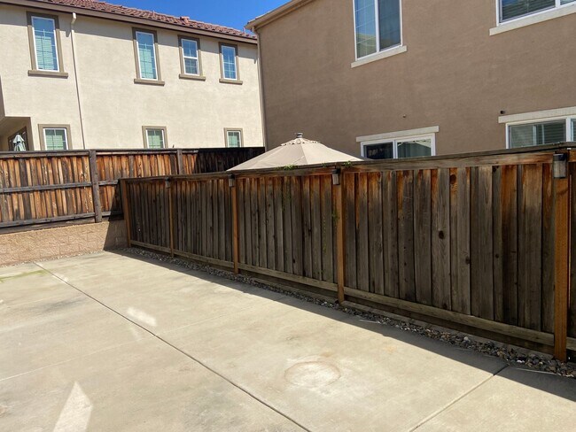 Building Photo - Close to Folsom High School! - 3 Bdrm, 2.5 bath