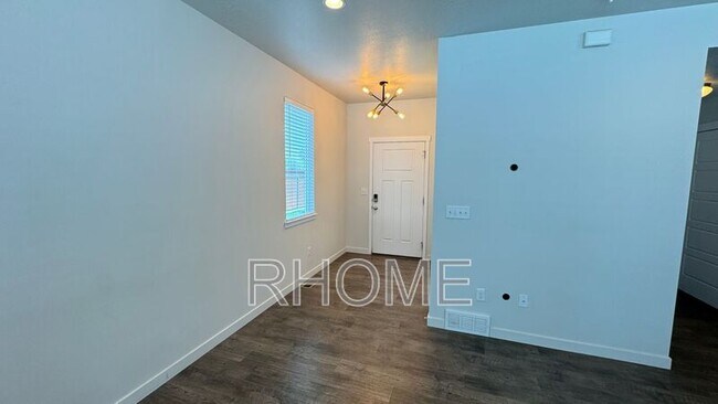 Building Photo - 164 N 450 W St