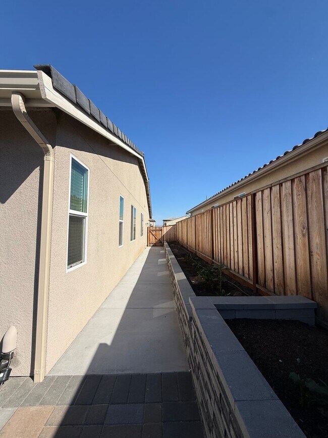 Building Photo - 2081 Fuchsia Dr