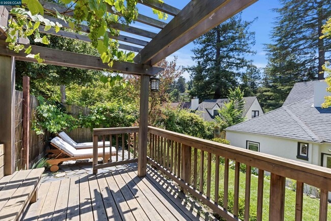Building Photo - 1048 Leo Way