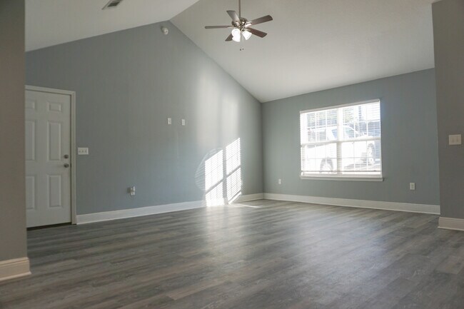 Building Photo - 321 Apple Dr