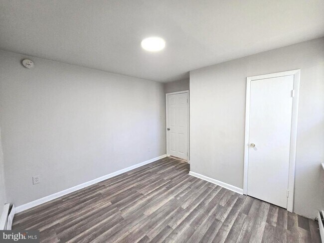 Building Photo - 5526 N Mascher St