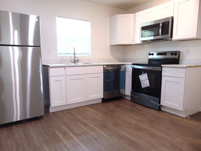 Building Photo - Newly Remodeled 4 Bed 2 Bath Duplex!