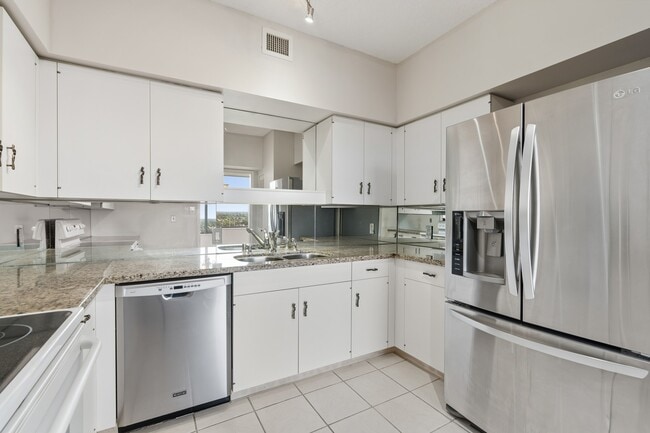 Building Photo - 14 Greenway Plz