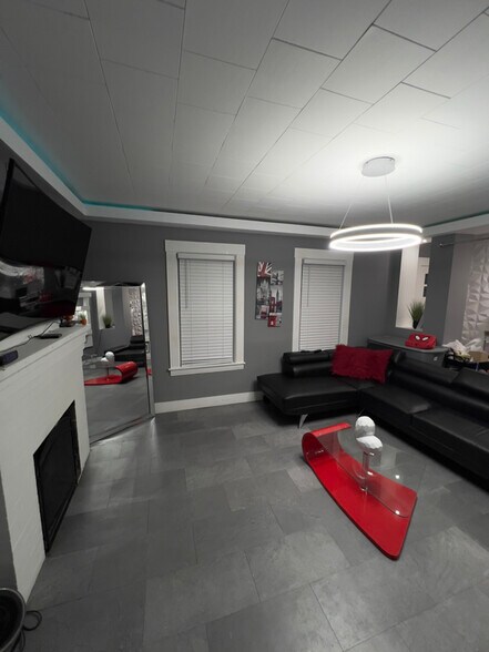 Building Photo - 107 Summer St