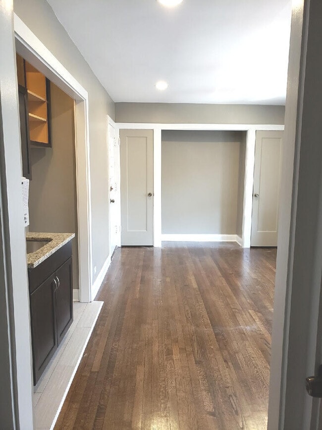 Building Photo - 1064 W Thorndale Ave