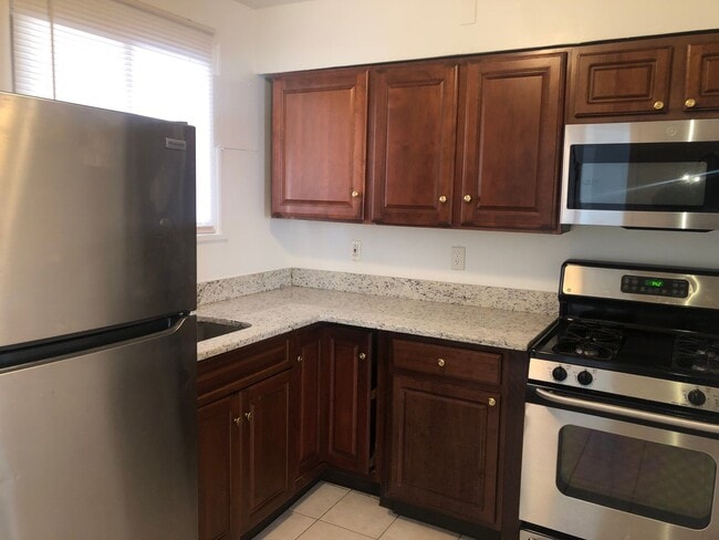 Building Photo - 3 bedroom 1.5 bathroom in Baltimore