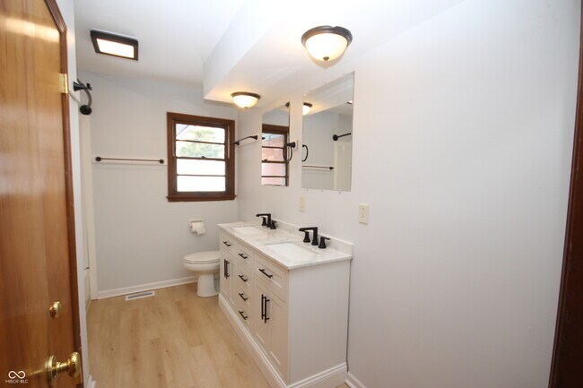 Building Photo - 806 Thorndale St