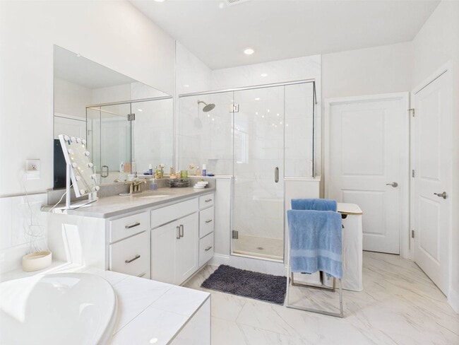 Building Photo - Stunning 5 Bedroom 4.5 Bathroom Located in...