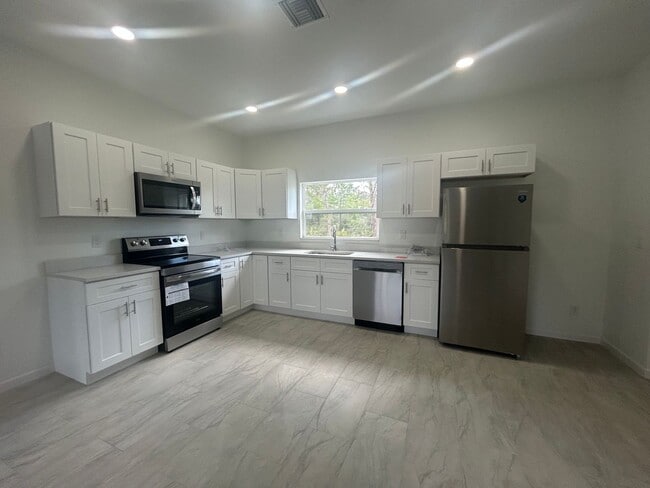 Building Photo - JUST BUILT! Modern 3 Bed / 2 Bath Home with Garage in Serene Lake Placid