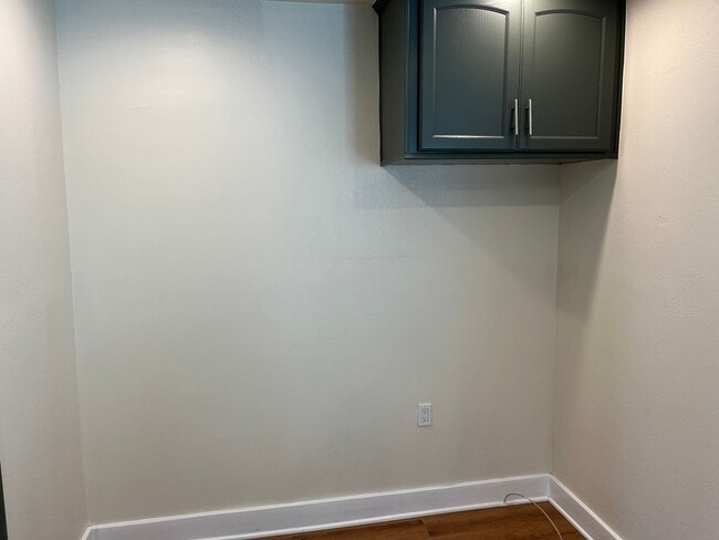Building Photo - Beautifully Renovated 2 Bed / 1 Bath in Co...