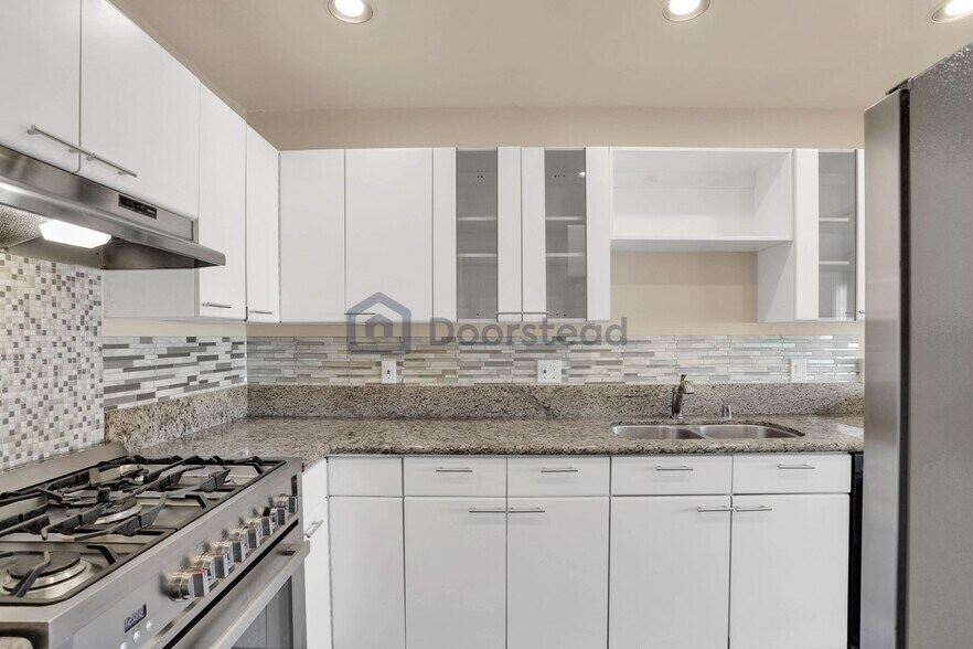 Building Photo - 2317 Eastbluff Dr