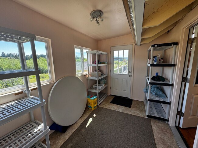 Building Photo - 2 Bedroom + Bonus Room + Loft Hansville Ho...