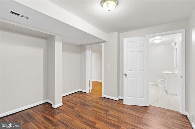 Building Photo - 461 Foxridge Dr SW